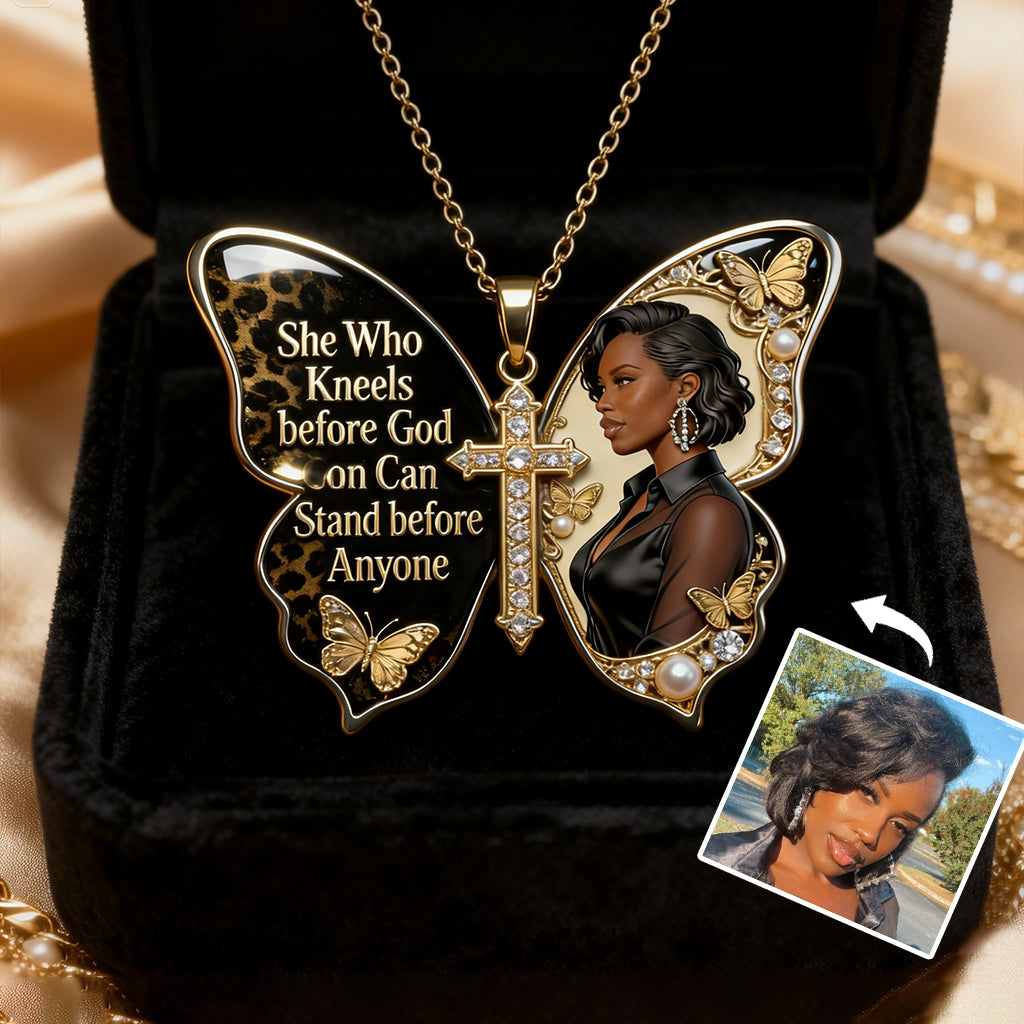 Wer vor Gott kniet, kann vor jedem bestehen – Personalisierte Halskette mit Anhänger aus Metall in Form einer Afroamerikanerin