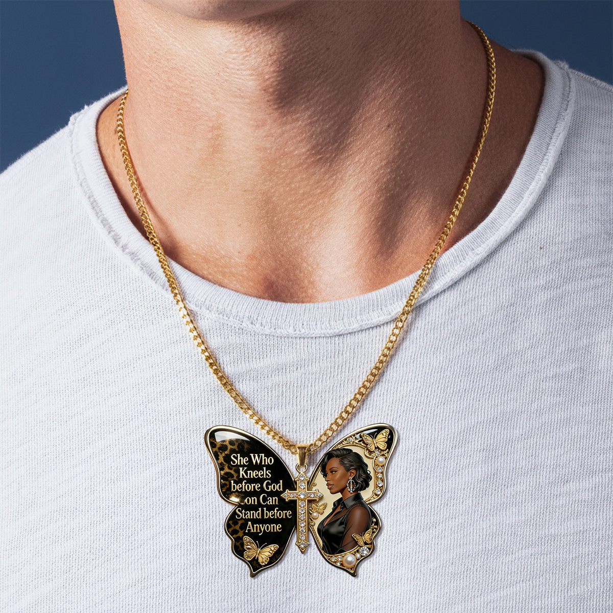 Wer vor Gott kniet, kann vor jedem bestehen – Personalisierte Halskette mit Anhänger aus Metall in Form einer Afroamerikanerin