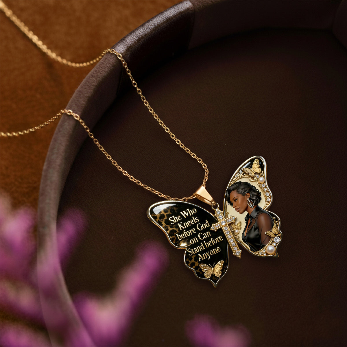 Wer vor Gott kniet, kann vor jedem bestehen – Personalisierte Halskette mit Anhänger aus Metall in Form einer Afroamerikanerin