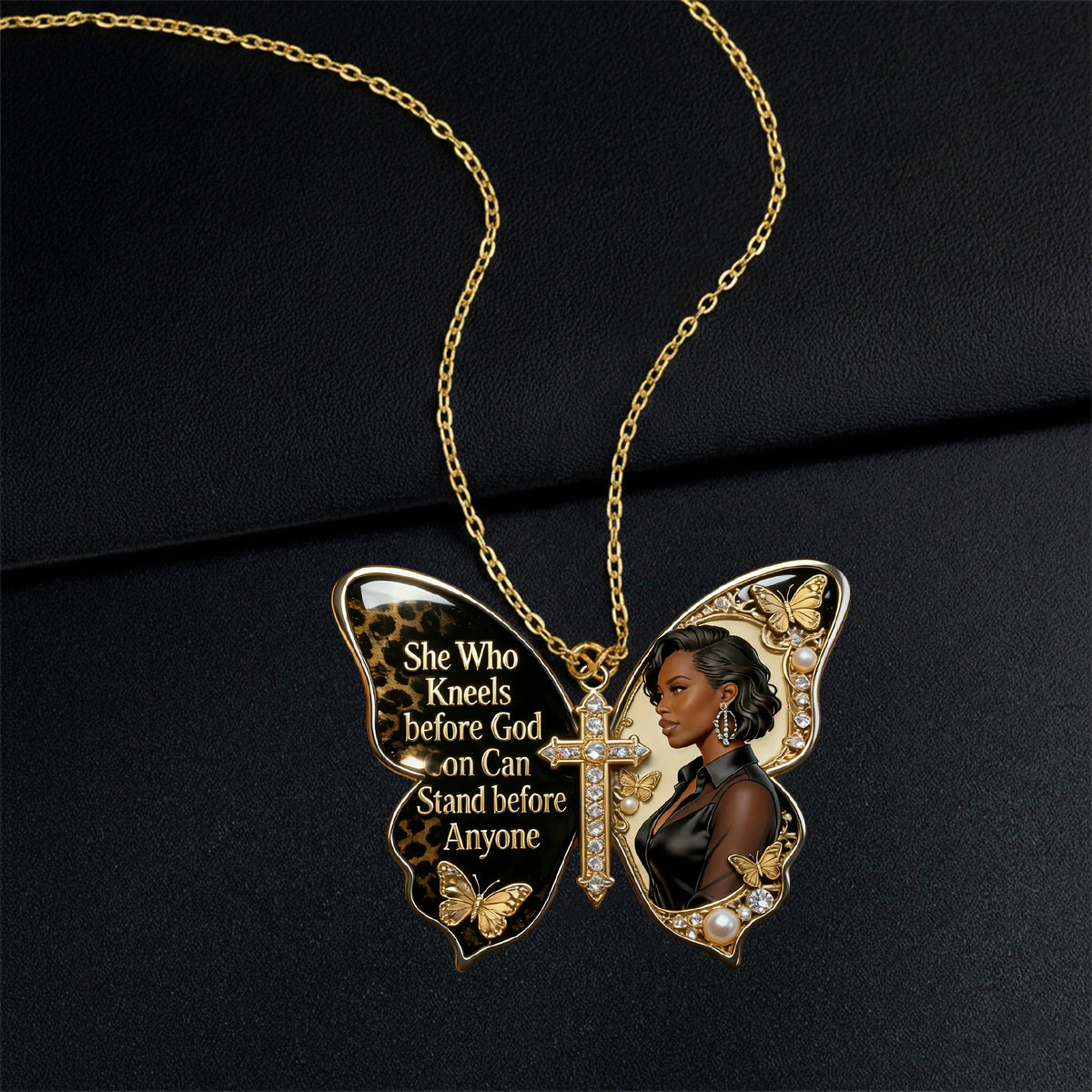 Wer vor Gott kniet, kann vor jedem bestehen – Personalisierte Halskette mit Anhänger aus Metall in Form einer Afroamerikanerin