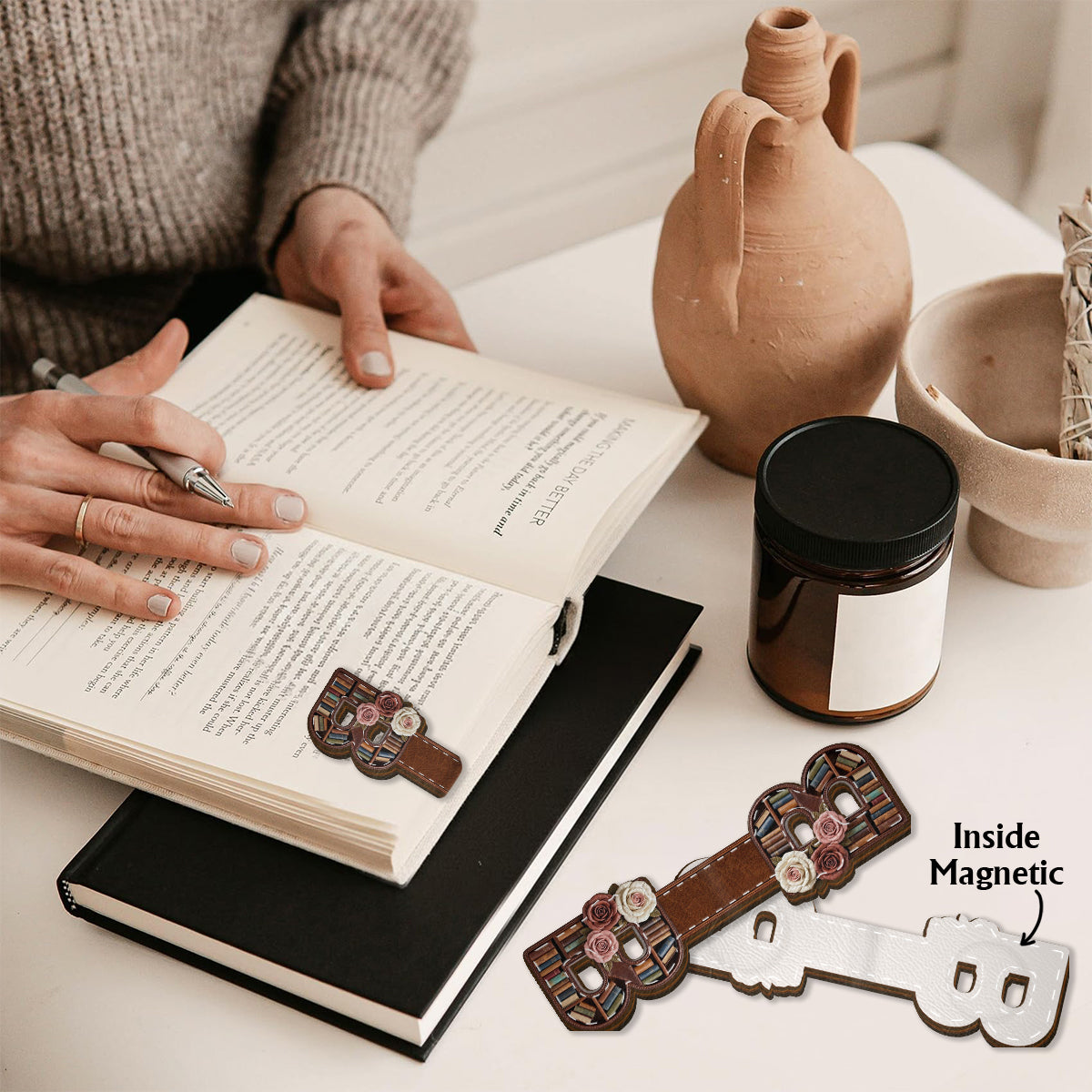 Perfektes Geschenk für Bücherliebhaber – personalisiertes, magnetisches Lesezeichen in Buchform mit Anfangsbuchstaben des Namens