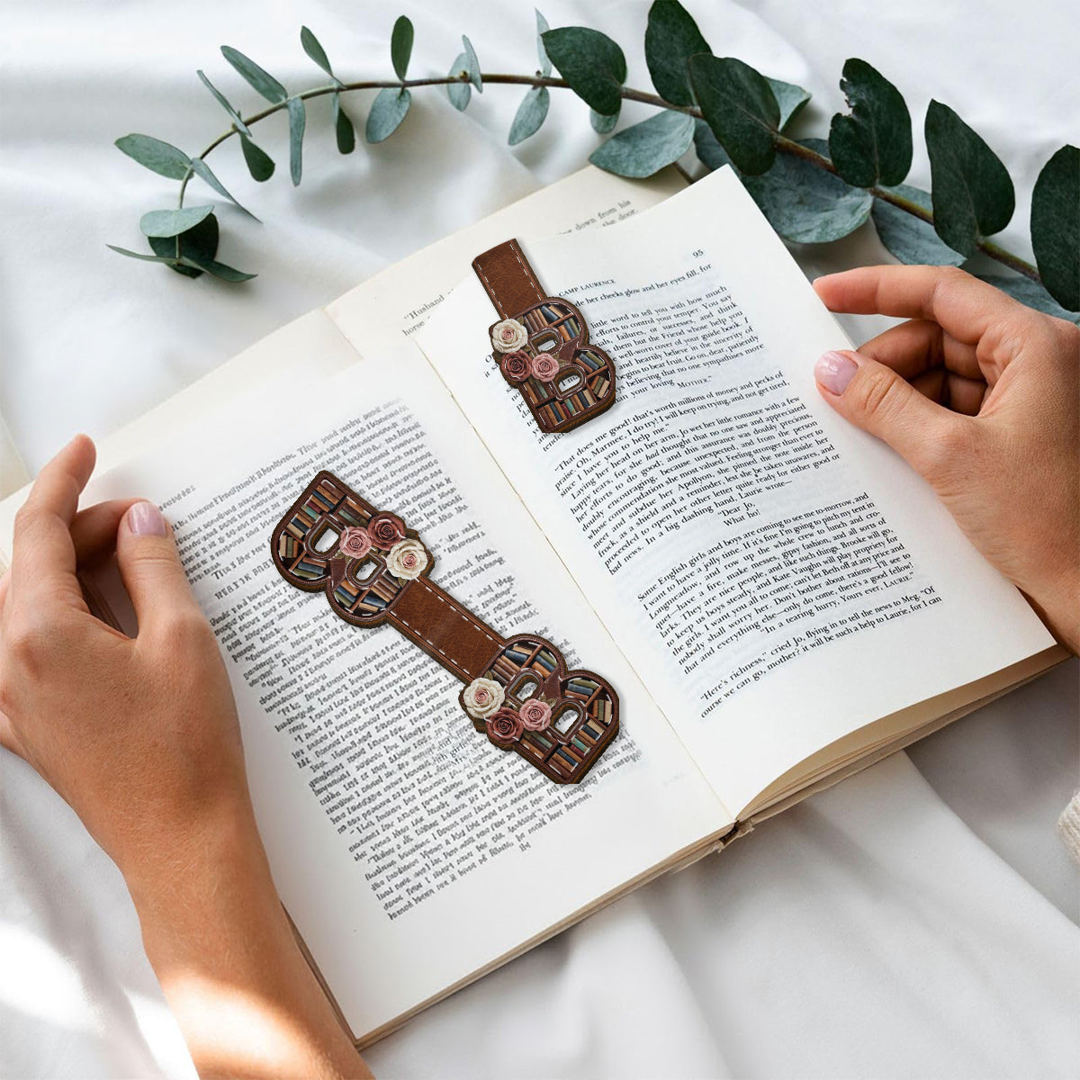 Perfektes Geschenk für Bücherliebhaber – personalisiertes, magnetisches Lesezeichen in Buchform mit Anfangsbuchstaben des Namens