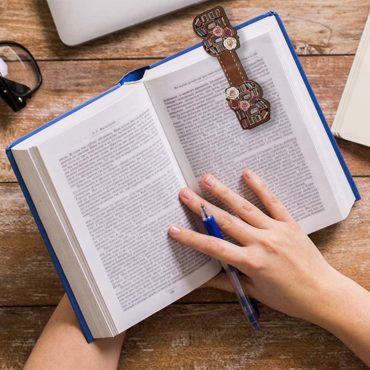 Perfektes Geschenk für Bücherliebhaber – personalisiertes, magnetisches Lesezeichen in Buchform mit Anfangsbuchstaben des Namens
