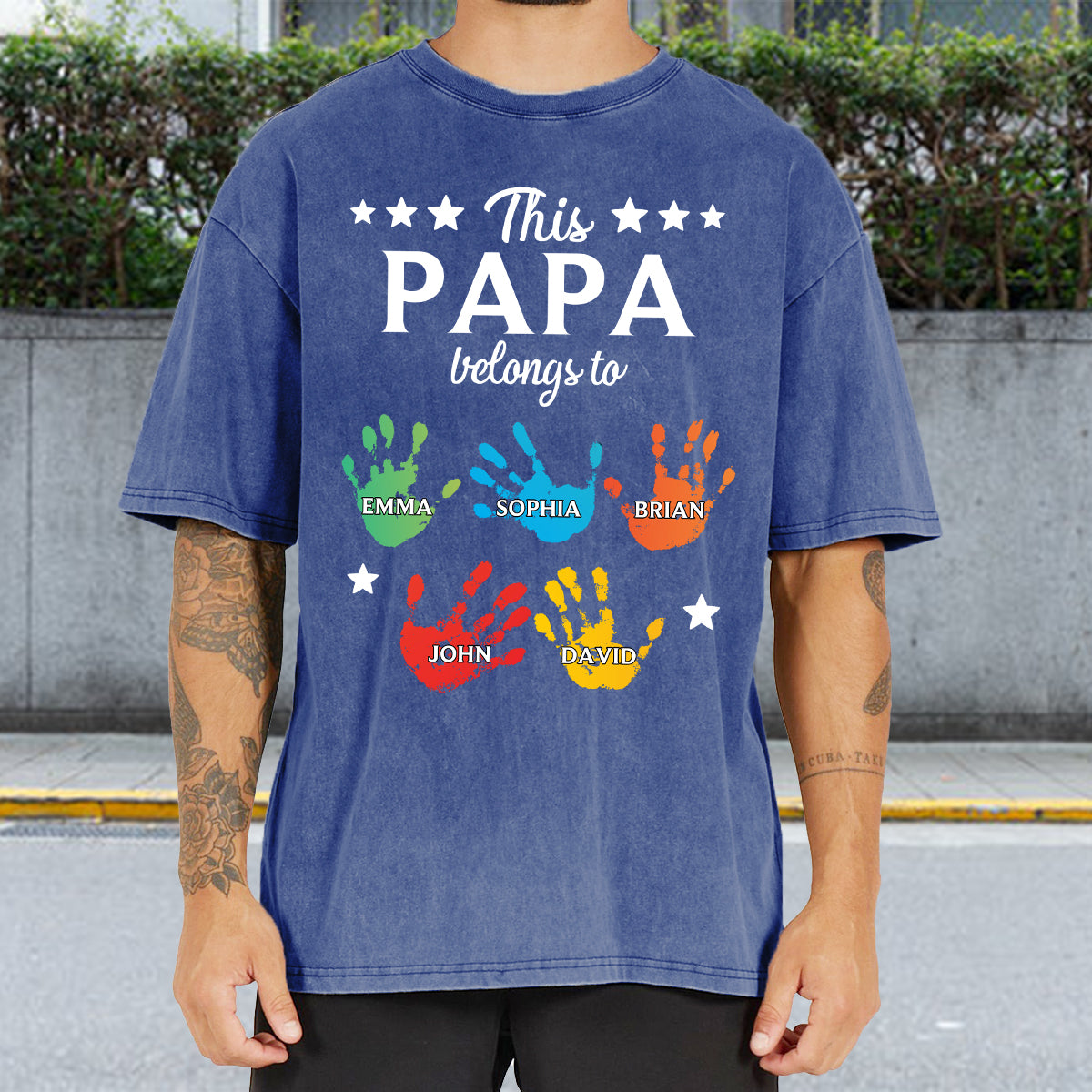 Dieses „Papa gehört Händen“-T-Shirt – personalisiertes Opa-Wasch-Shirt