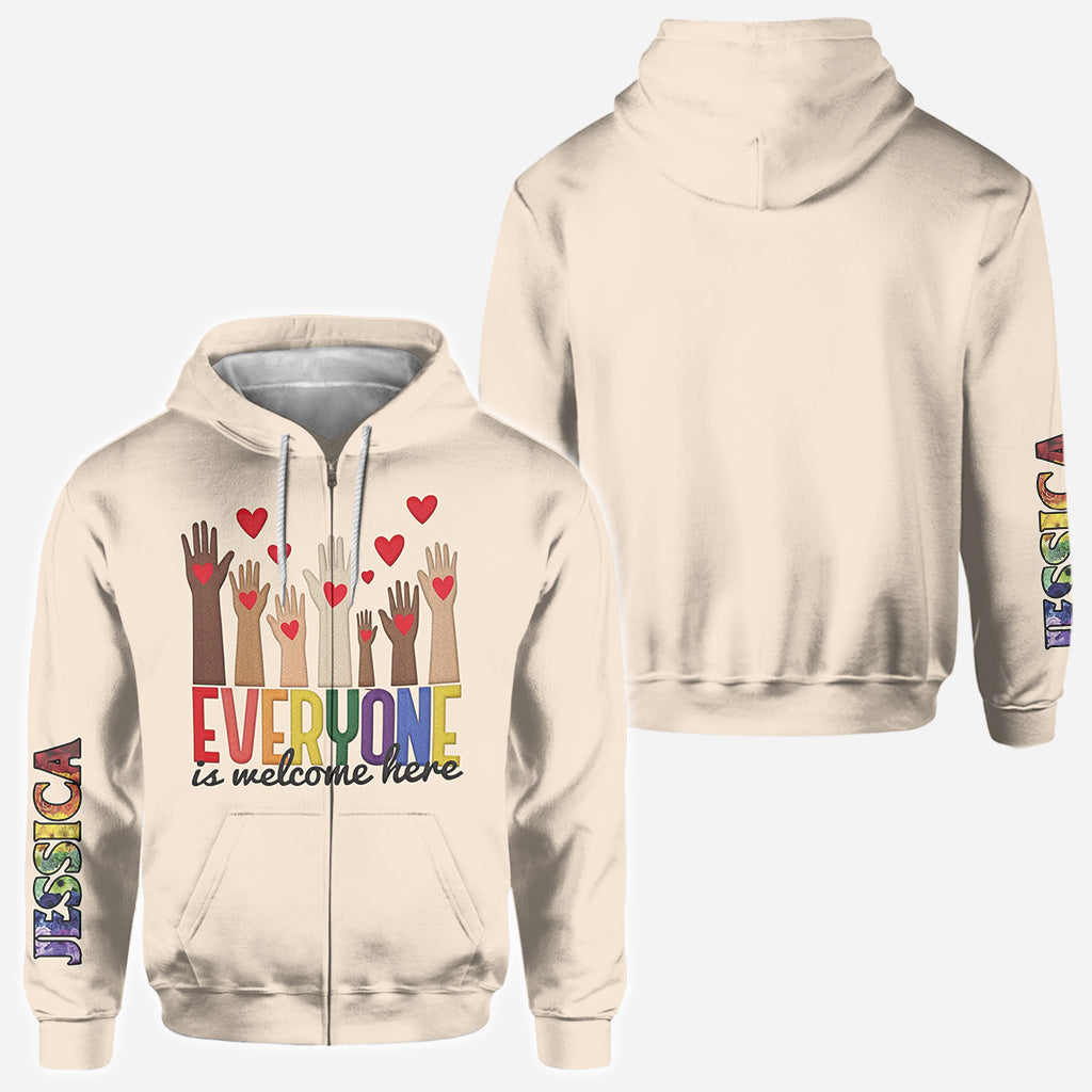 Hier ist jeder willkommen – personalisiertes Lehrer-T-Shirt