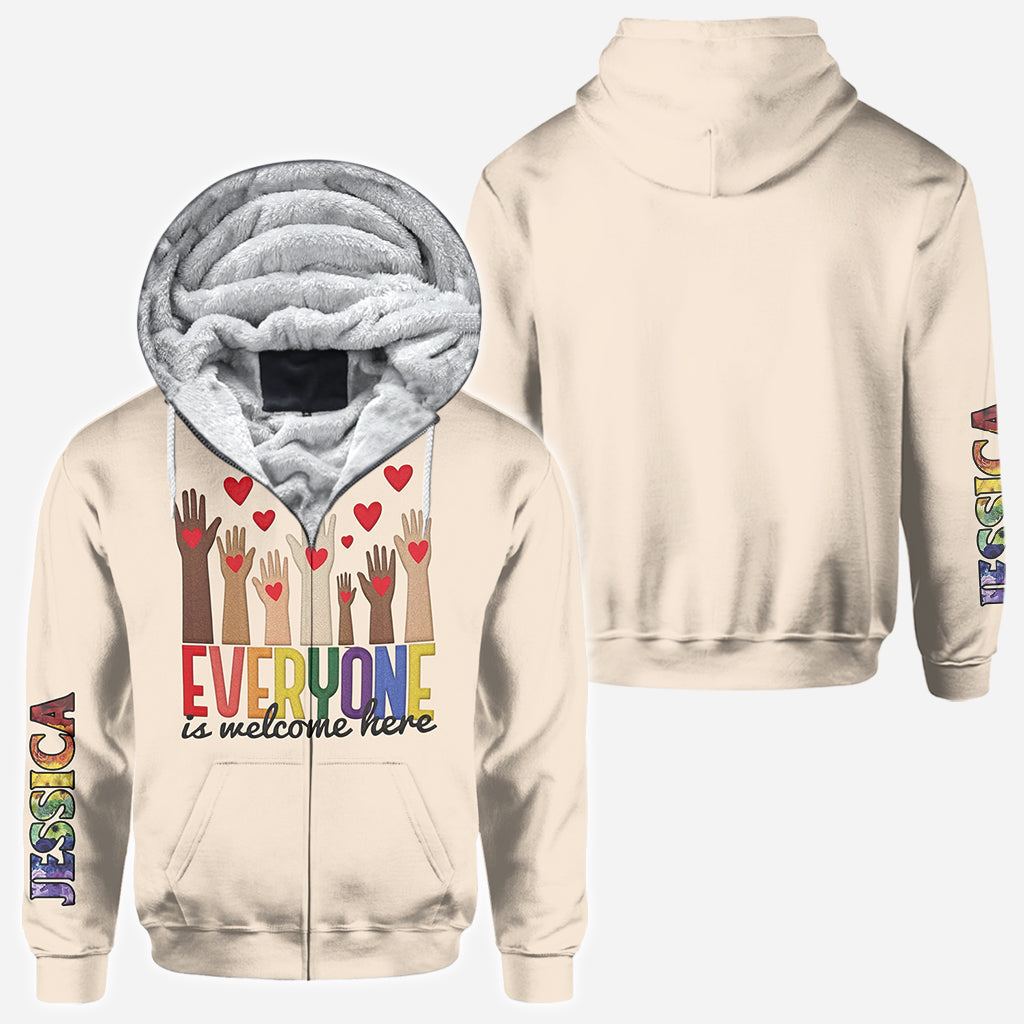 Hier ist jeder willkommen – personalisiertes Lehrer-T-Shirt