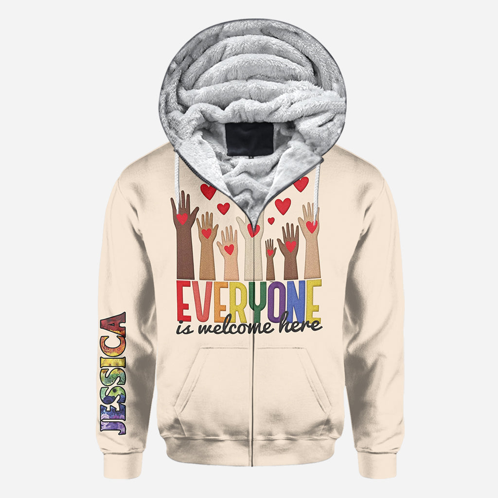 Hier ist jeder willkommen – personalisiertes Lehrer-T-Shirt