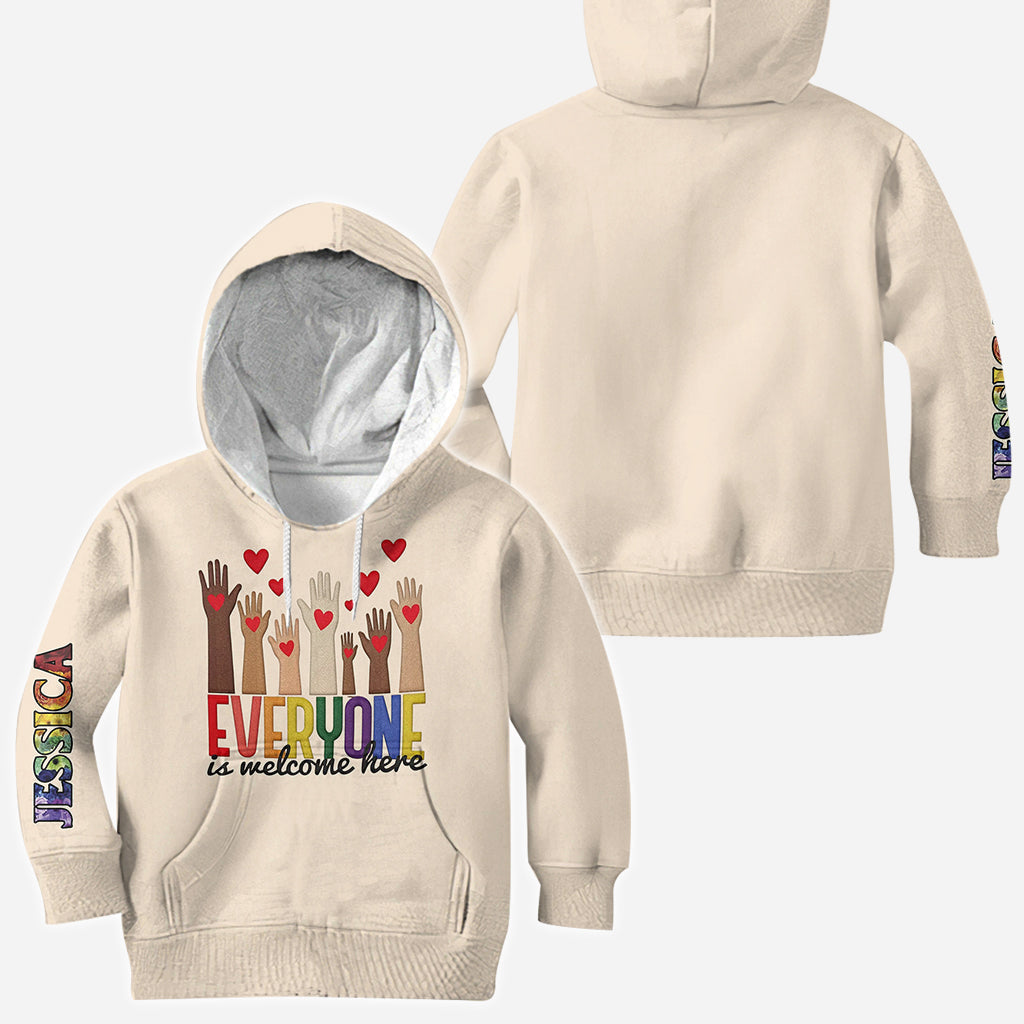 Hier ist jeder willkommen – personalisiertes Lehrer-T-Shirt