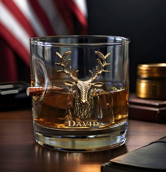 Liebe zur Jagd – Personalisiertes Whiskyglas in Form einer Jagdkugel