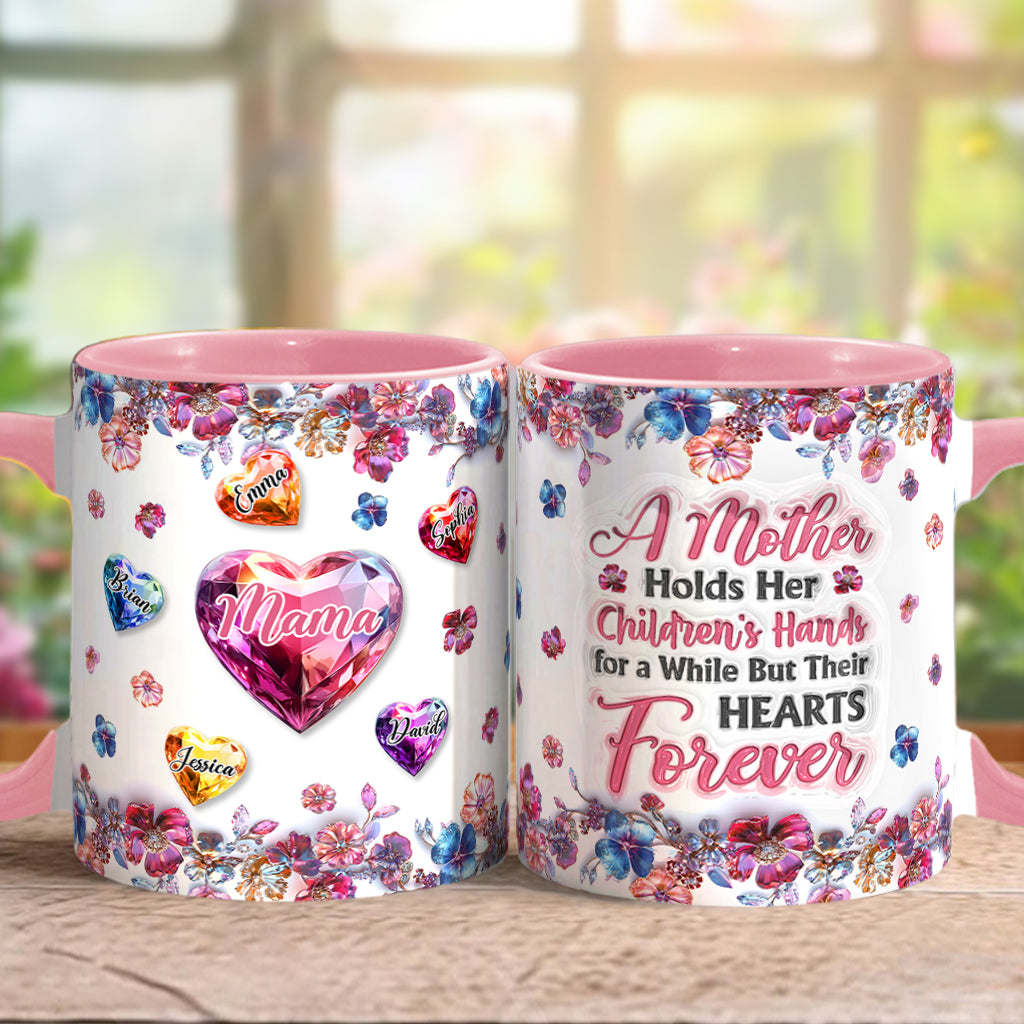 Eine Mutter hält die Hände ihrer Kinder – personalisierte Tasse mit Muttermotiv