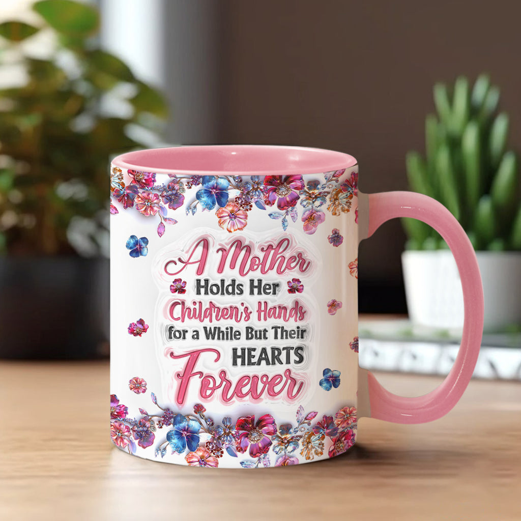 Eine Mutter hält die Hände ihrer Kinder – personalisierte Tasse mit Muttermotiv