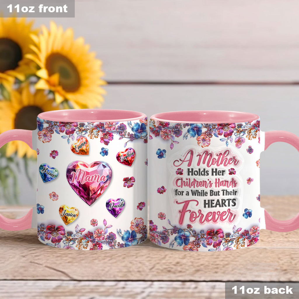 Eine Mutter hält die Hände ihrer Kinder – personalisierte Tasse mit Muttermotiv