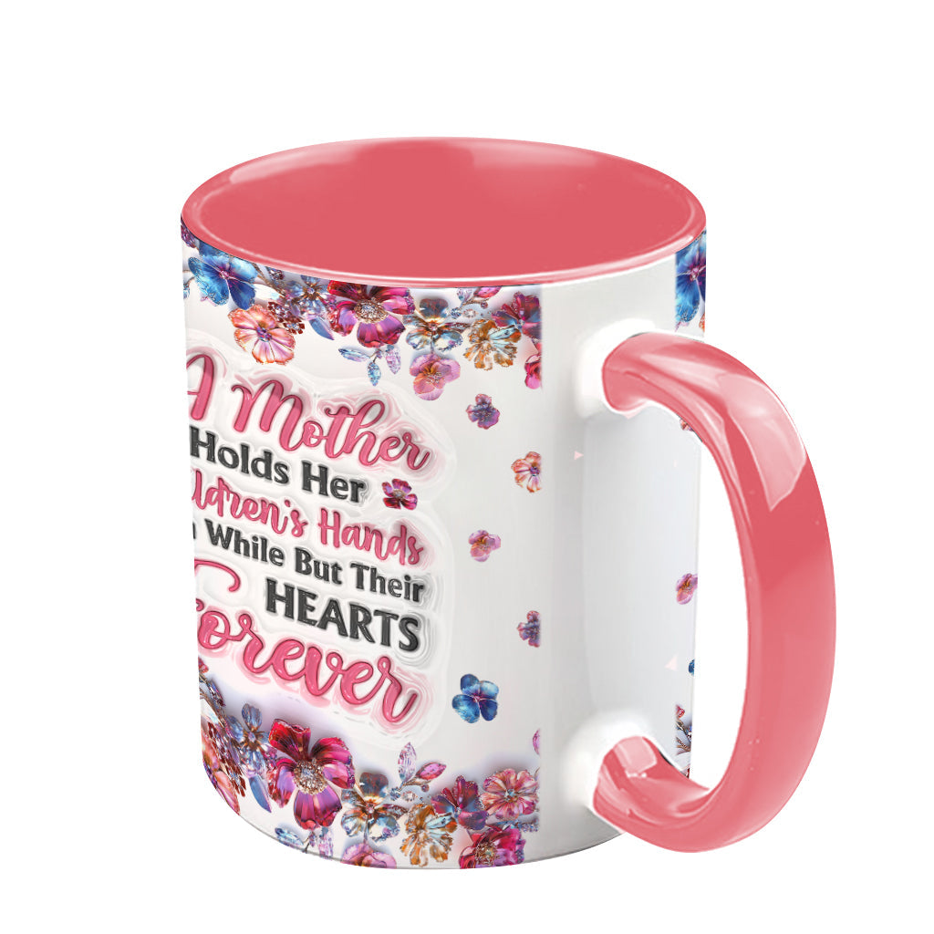 Eine Mutter hält die Hände ihrer Kinder – personalisierte Tasse mit Muttermotiv