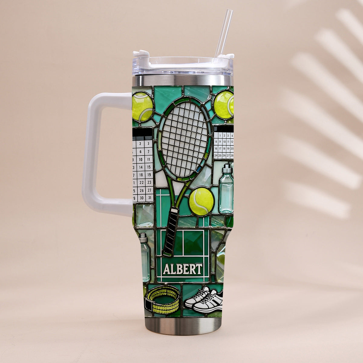 Am glücklichsten auf dem Platz – Personalisierter Tennisbecher mit Henkel