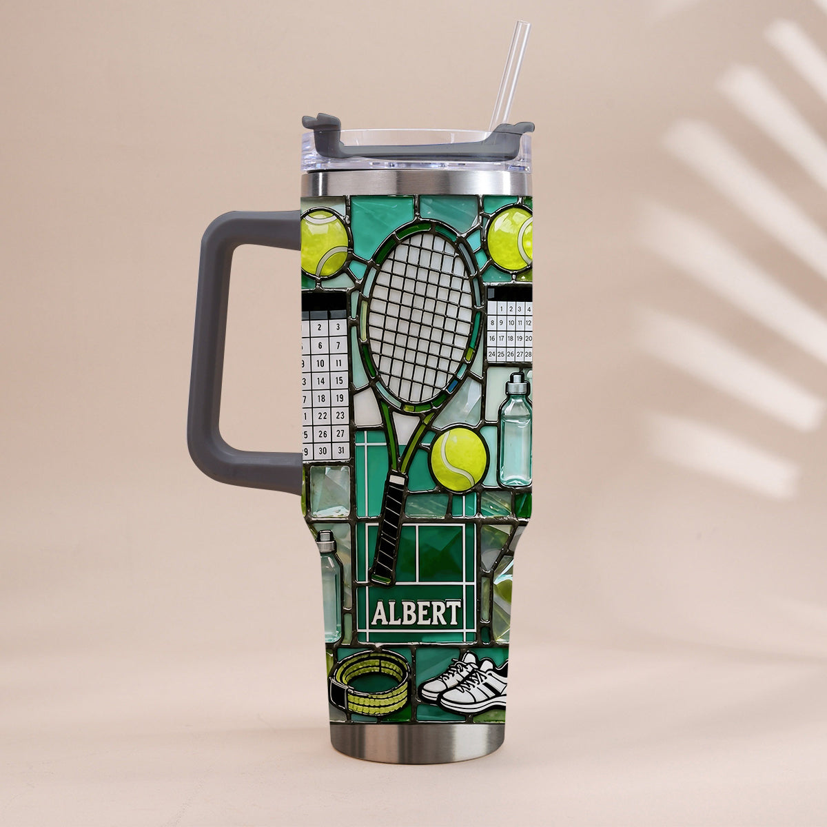 Am glücklichsten auf dem Platz – Personalisierter Tennisbecher mit Henkel