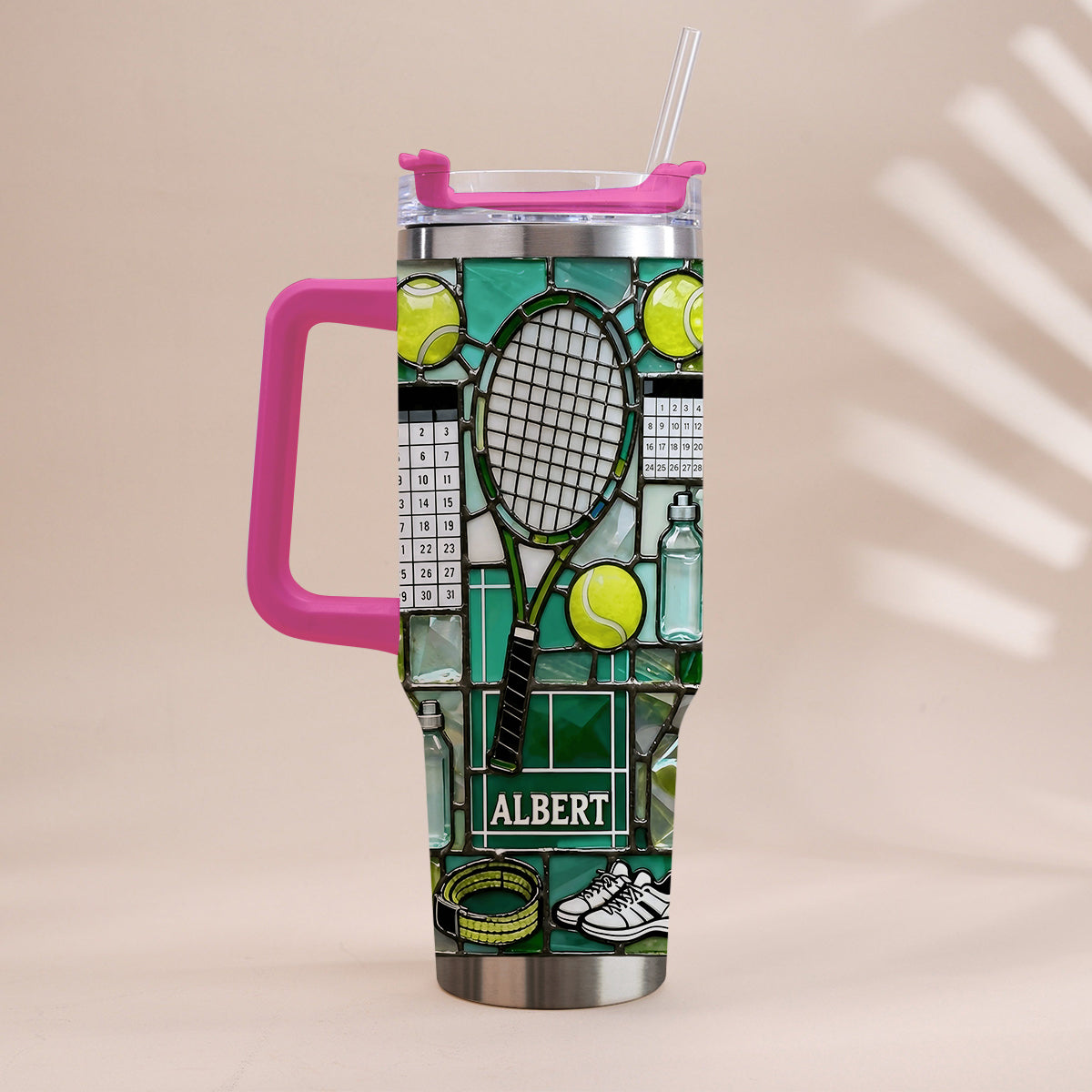 Am glücklichsten auf dem Platz – Personalisierter Tennisbecher mit Henkel