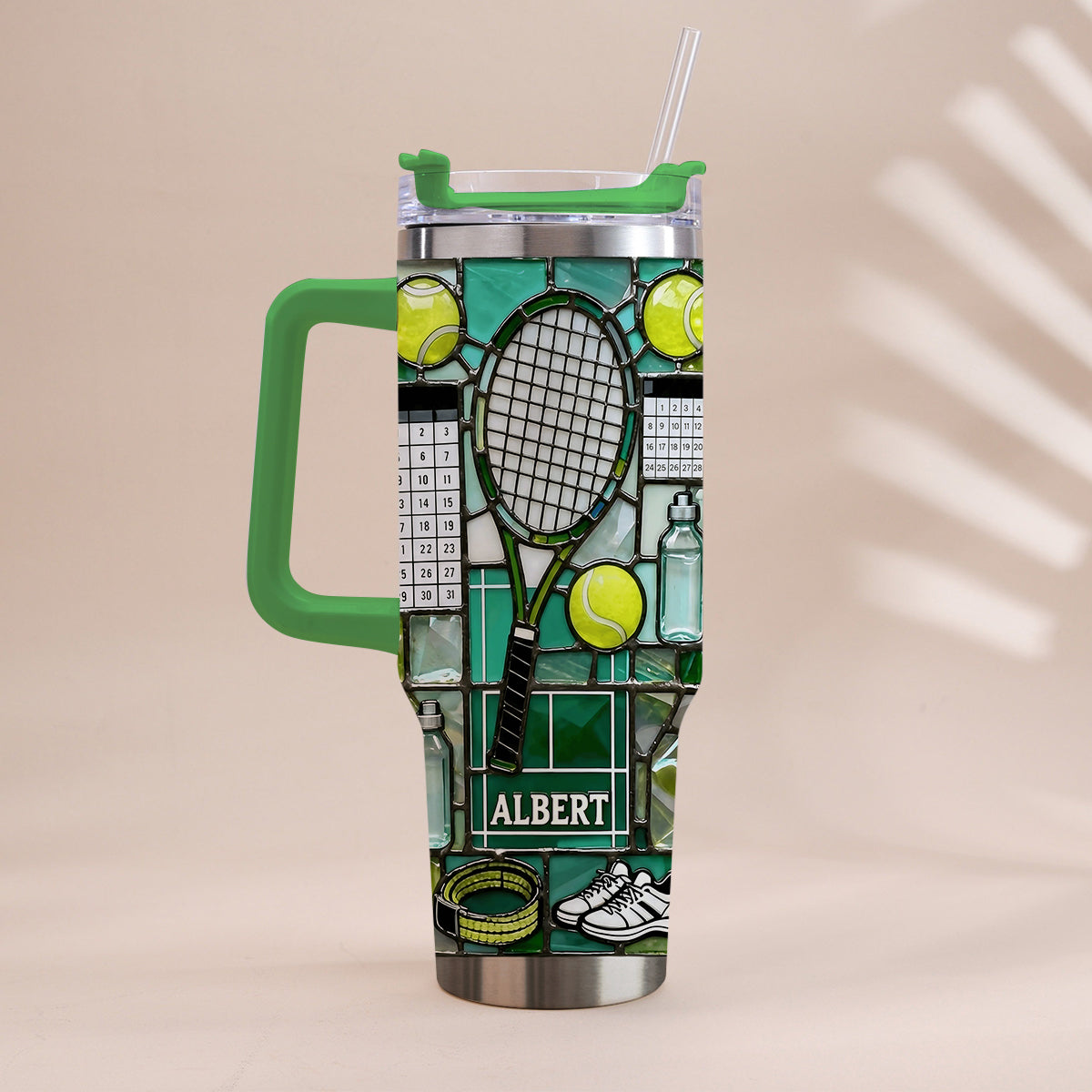 Am glücklichsten auf dem Platz – Personalisierter Tennisbecher mit Henkel