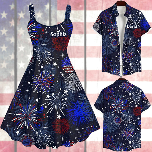 Patriotisches Partner-Outfit mit amerikanischem Flaggen-Feuerwerksmuster – personalisiertes Hawaiihemd und ärmelloses Kleid für Paare