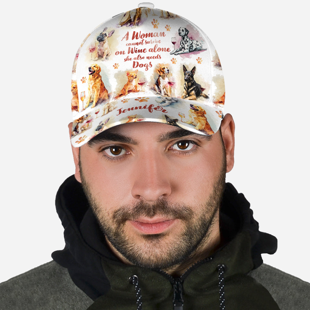 Eine Frau kann nicht nur von Wein leben, sie braucht auch Hunde – personalisierte Hunde-Klassiker-Kappe