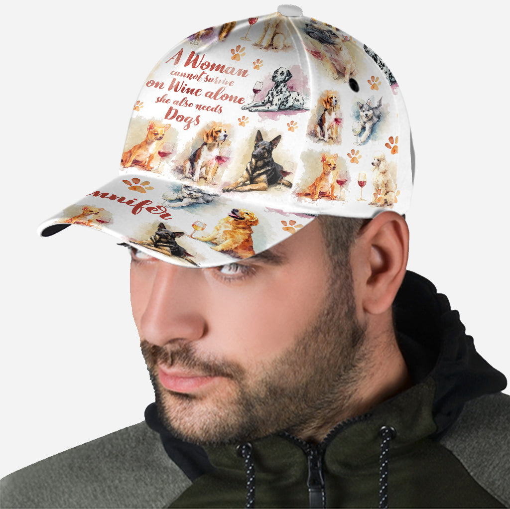 Eine Frau kann nicht nur von Wein leben, sie braucht auch Hunde – personalisierte Hunde-Klassiker-Kappe