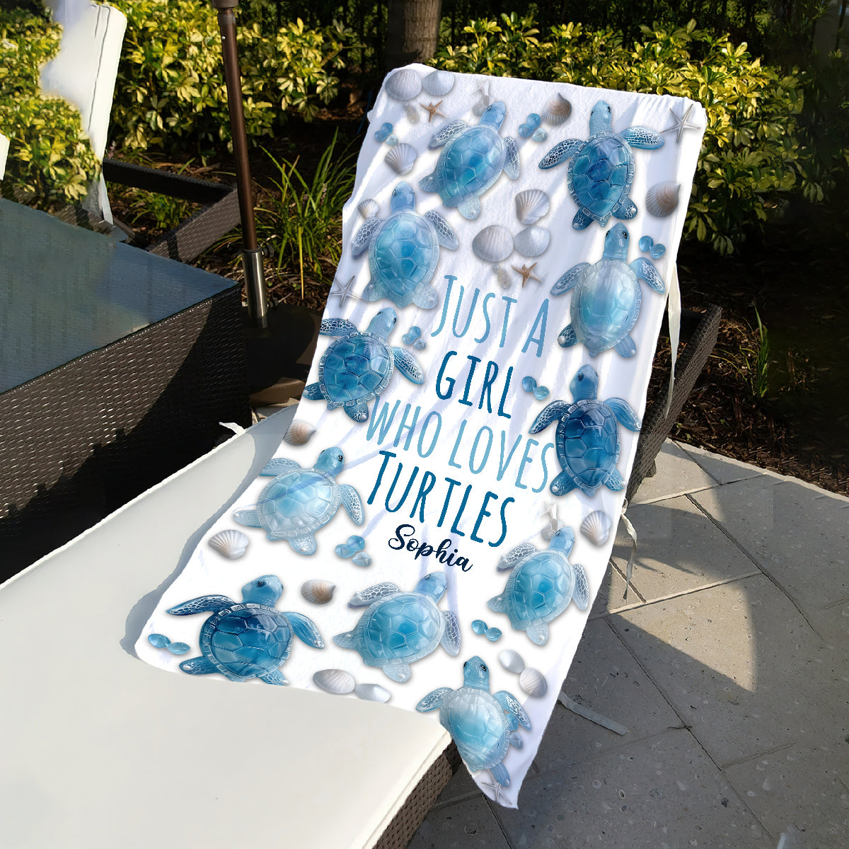 Einfach ein Mädchen, das Schildkröten liebt – Personalisiertes, schnelltrocknendes Strand-/Badetuch mit Schildkrötenmotiv