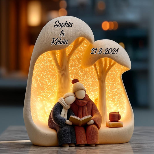 Ein liebes Paar liest gemeinsam ein Buch – personalisierte LED-Nachtleuchte aus Acryl für Paare