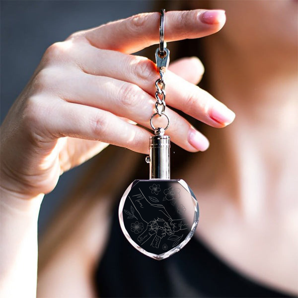 Mutter hält Händchen – Personalisierter LED-Licht-Kristall-Schlüsselanhänger „Mutter“