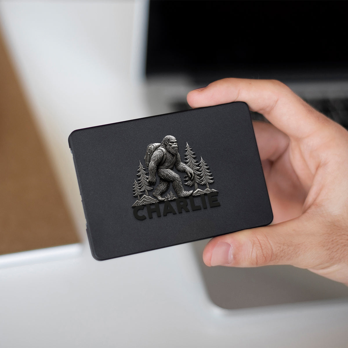 Wandernder Sasquatch – Personalisierter Wandermagnet