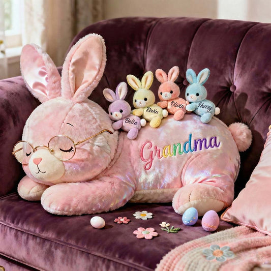 Oma-Hase mit Babyhasen – Personalisiertes Oma-Kissen aus Kunstfell