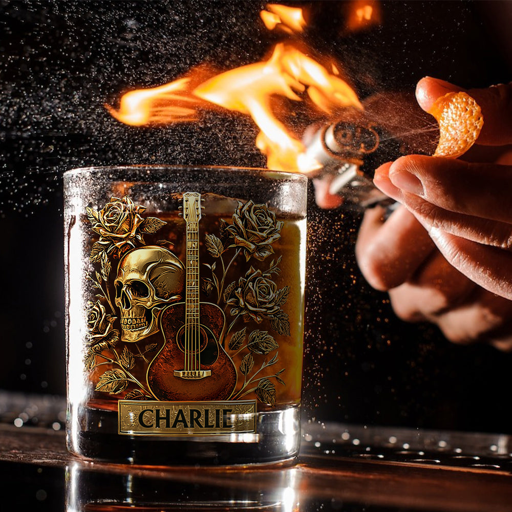 Gitarre, Totenkopf & Rosen – Personalisiertes Whiskyglas in Gitarrenform