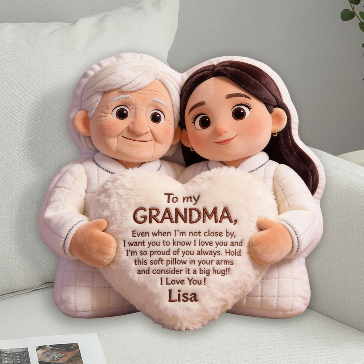 Für meine Oma – Personalisiertes Oma-Kissen aus Kunstfell in Form eines Oma-Anhängers