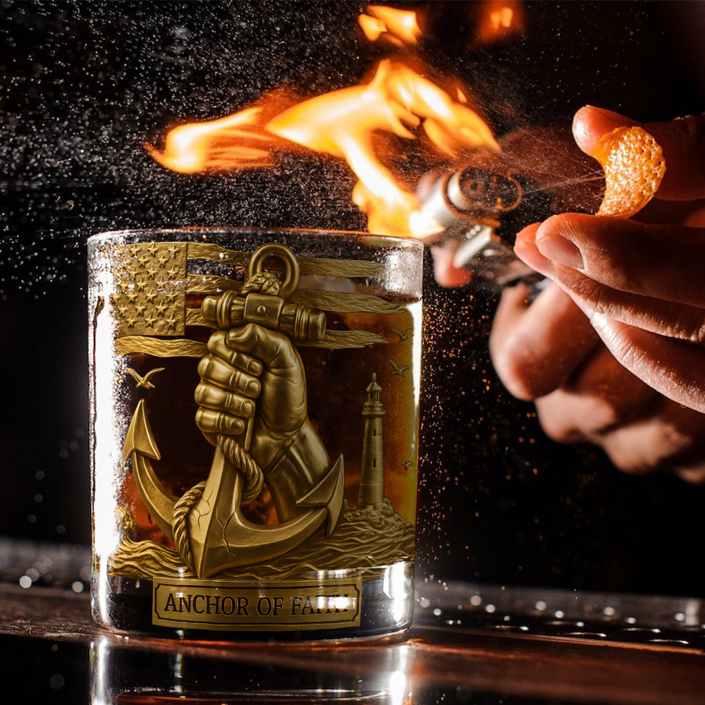 Hand hält einen Anker - Personalisiertes Whiskyglas für Bootsfahrer