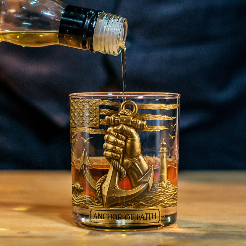 Hand hält einen Anker - Personalisiertes Whiskyglas für Bootsfahrer