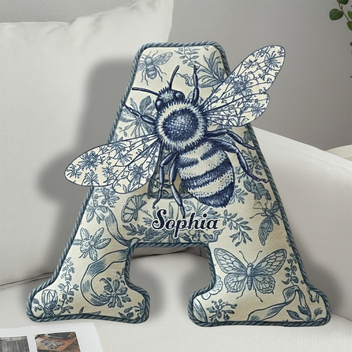 Bienen-Toile-de-Jouy – Personalisiertes Kissen in Bienenform aus Kunstfell