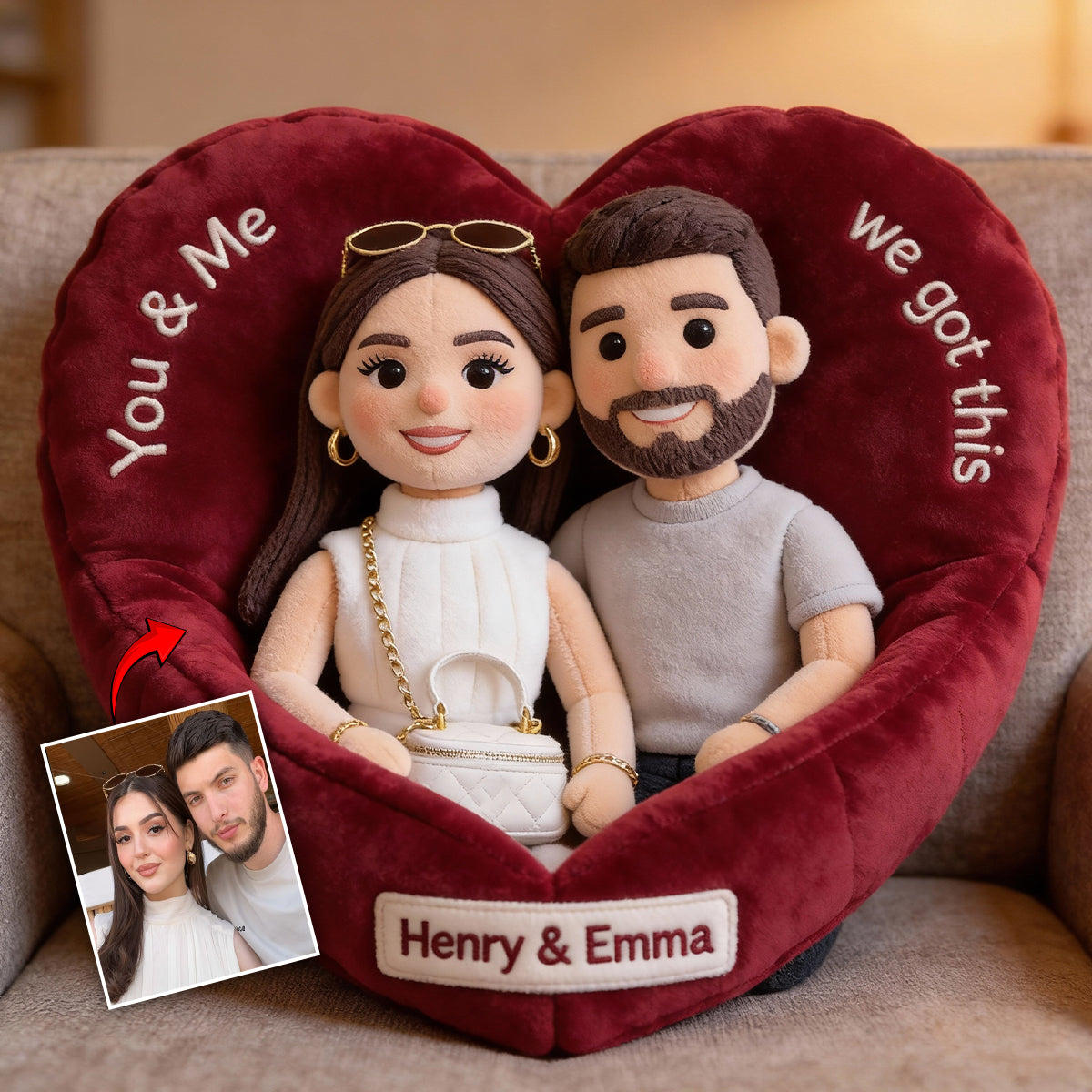 „Du und ich, wir schaffen das“ – personalisiertes Kissen in Form eines Paares aus Kunstfell.
