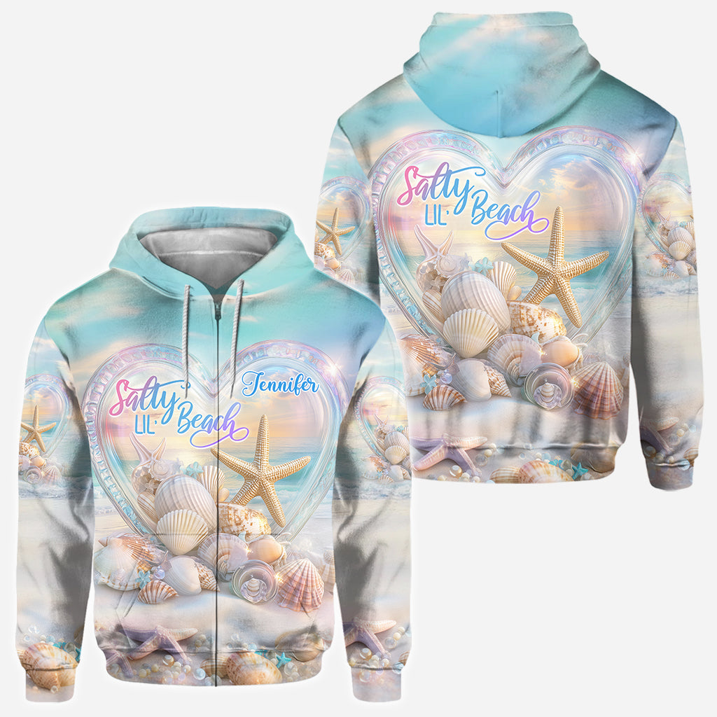 Salty Lil Beach – Personalisiertes T-Shirt für Meeresliebhaber