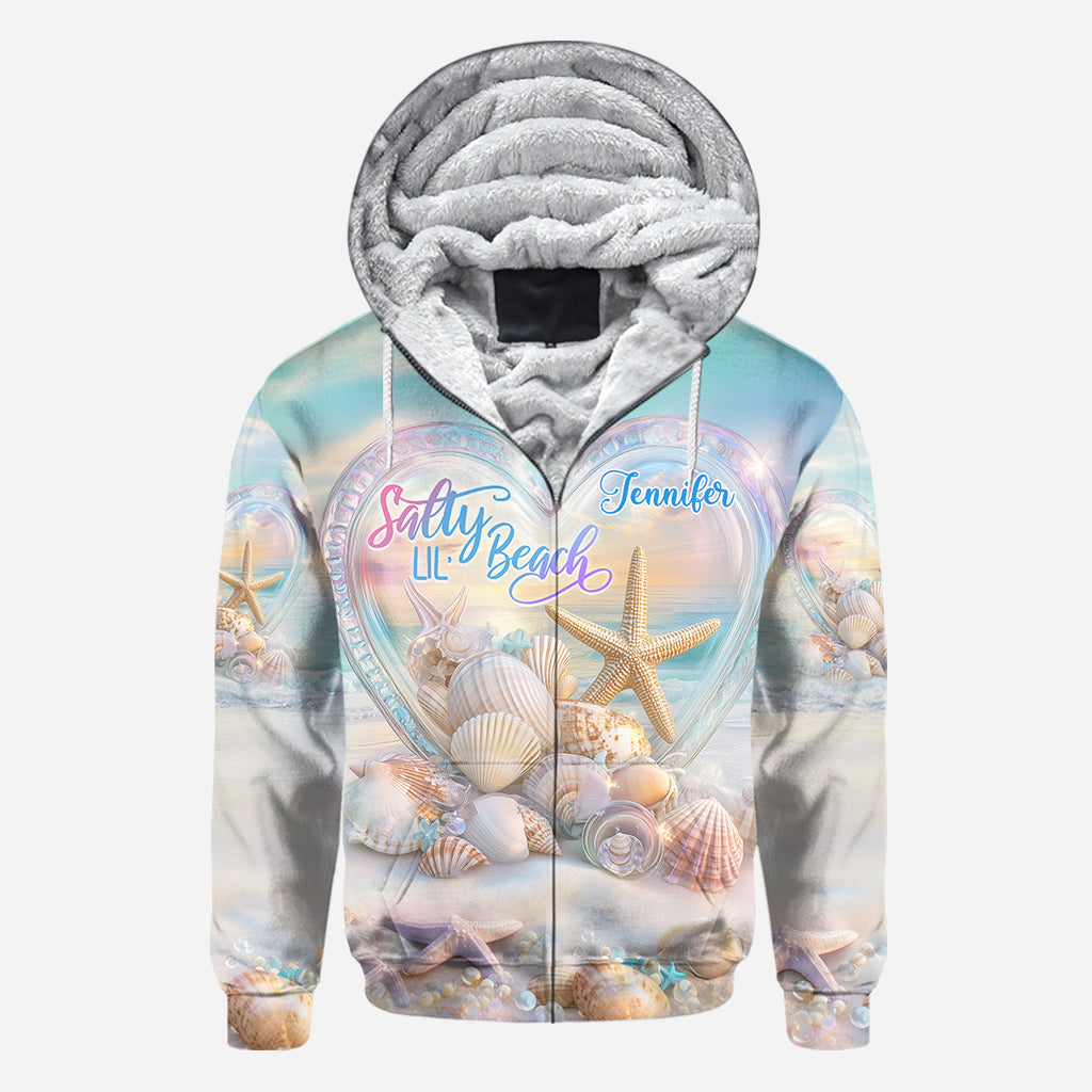 Salty Lil Beach – Personalisiertes T-Shirt für Meeresliebhaber