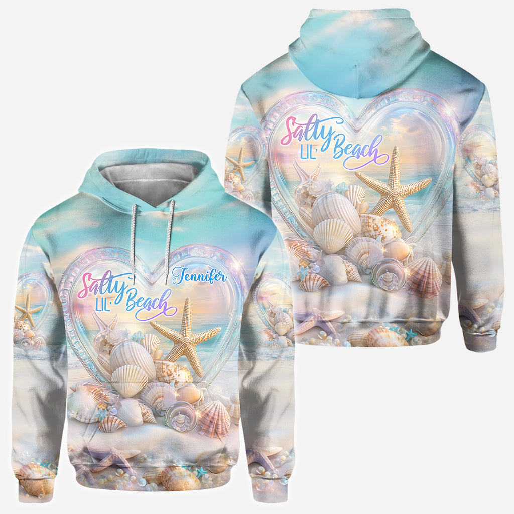 Salty Lil Beach – Personalisiertes T-Shirt für Meeresliebhaber