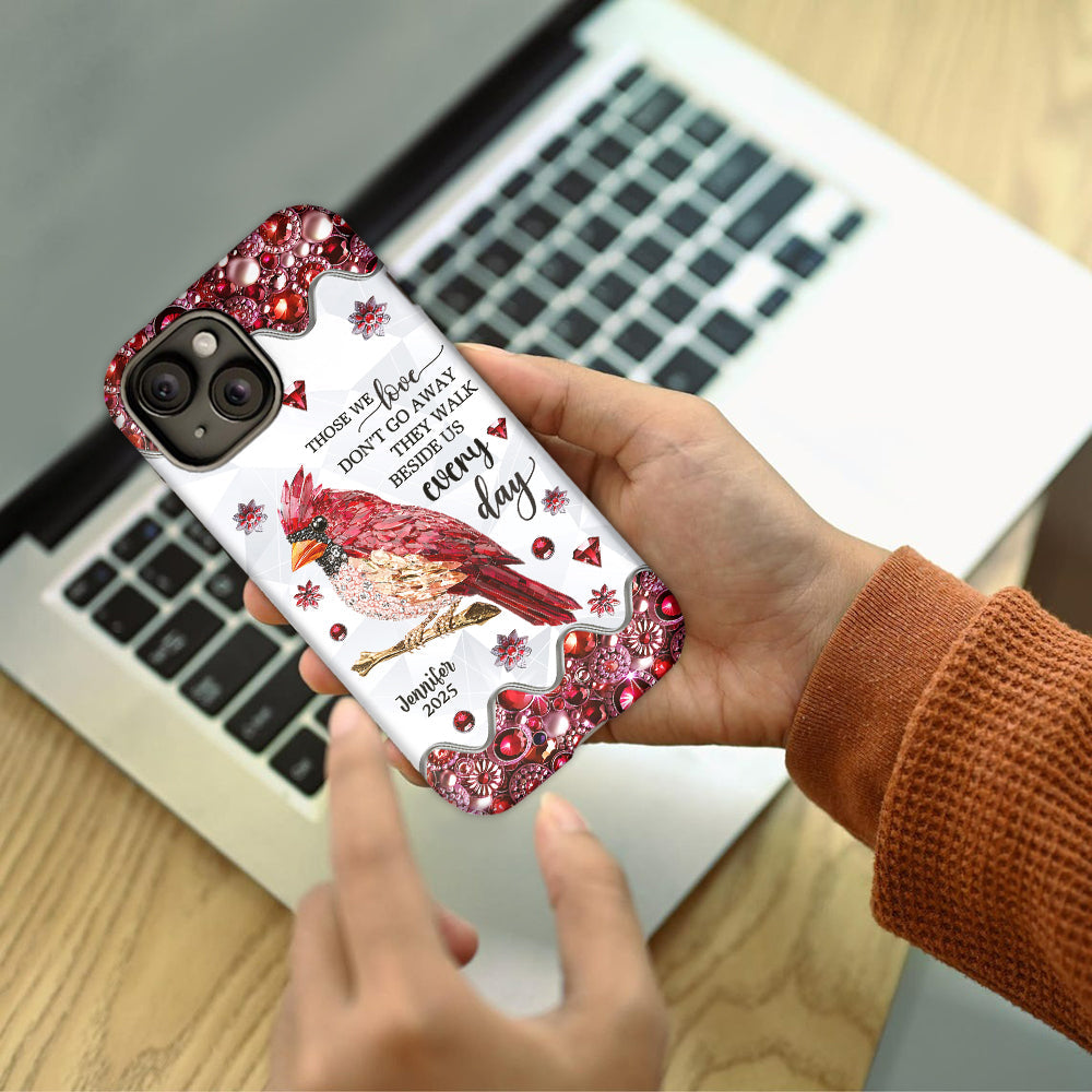 Diejenigen, die wir lieben, gehen nicht fort – Personalisierte Handyhülle mit Gedenkmotiv