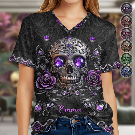 Wunderschönes Totenkopf- und Rosenmotiv – personalisiertes T-Shirt mit V-Ausschnitt und vollflächigem Totenkopf-Aufdruck