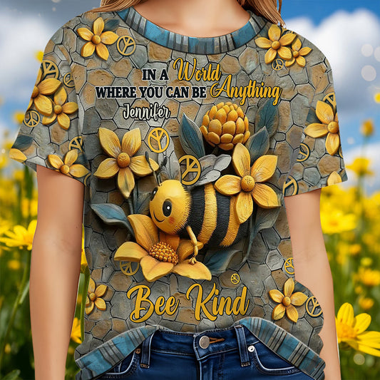 In einer Welt, in der du alles sein kannst, sei freundlich – Personalisiertes Hippie-Shirt