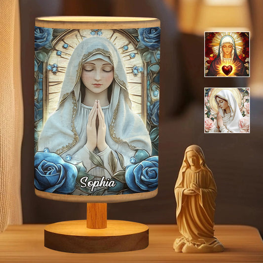 Du stehst für immer unter dem Schutz Marias – Personalisierte christliche Tischlampe mit Holzsockel