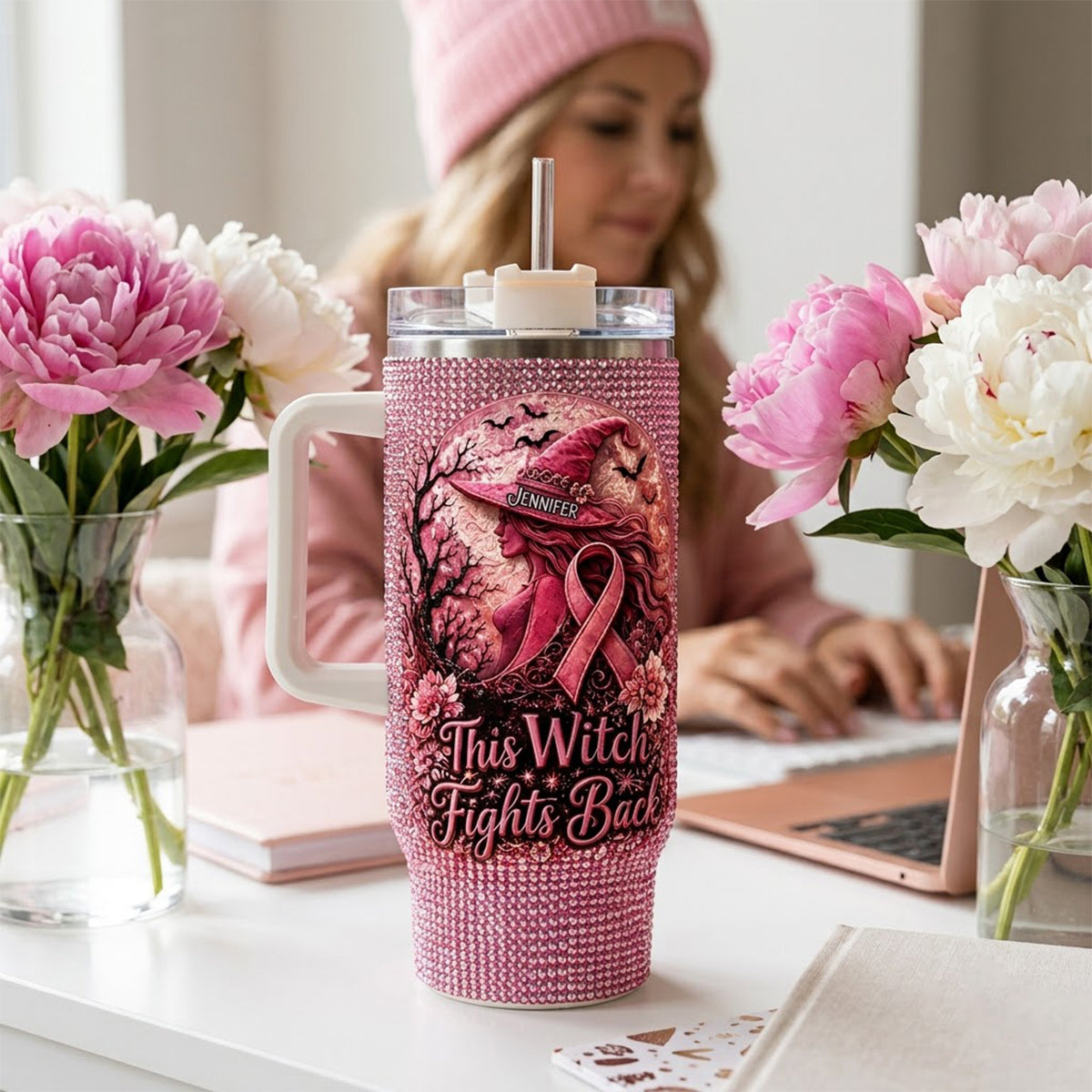 Diese Hexe wehrt sich - Personalisierbarer Tumbler zur Brustkrebsbewusstsein mit Strasssteinen