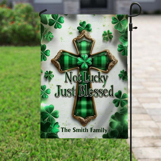 Nicht glücklich, sondern gesegnet – Personalisierte Gartenflagge zum St. Patrick's Day