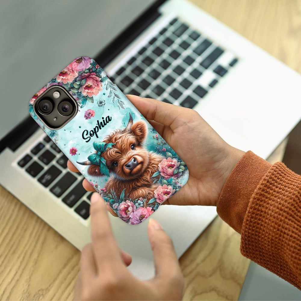 Baby Highland Cow - Personalisierte Handyhülle mit Highland-Kuh-Vollbild