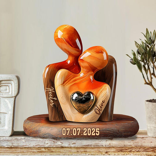Elegante Paarstatue mit Herzintarsie – personalisierte, individuell geformte Holzplakette für Paare
