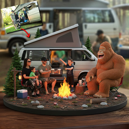Lustiges Camping-Motiv mit Sasquatch, individuell gestaltet nach Foto – Personalisierte Camping-Acrylplakette in Sonderform