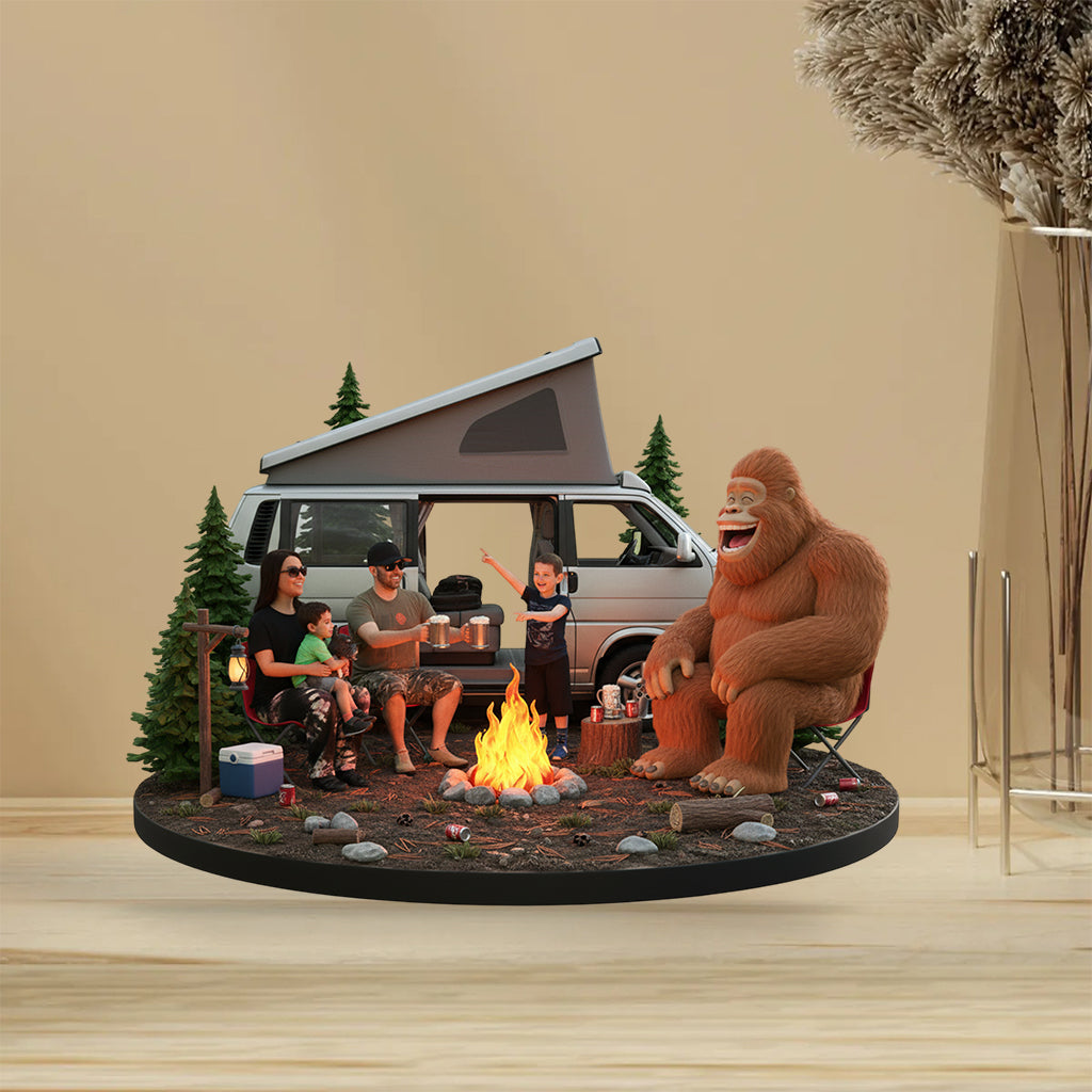 Lustiges Camping-Motiv mit Sasquatch, individuell gestaltet nach Foto – Personalisierte Camping-Acrylplakette in Sonderform