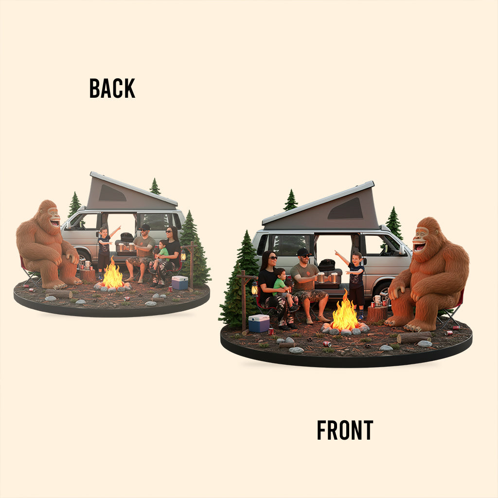 Lustiges Camping-Motiv mit Sasquatch, individuell gestaltet nach Foto – Personalisierte Camping-Acrylplakette in Sonderform