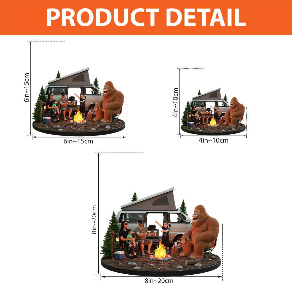 Lustiges Camping-Motiv mit Sasquatch, individuell gestaltet nach Foto – Personalisierte Camping-Acrylplakette in Sonderform